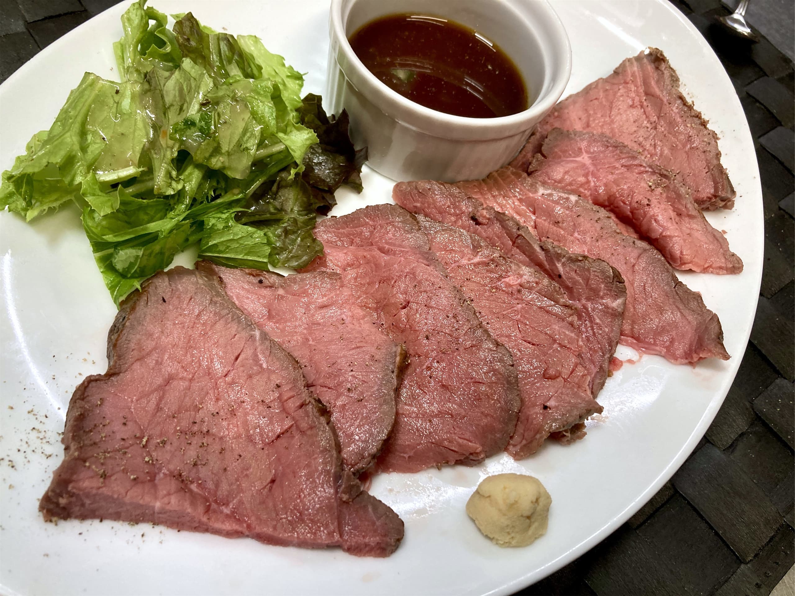 牛モモ肉のローストビーフ